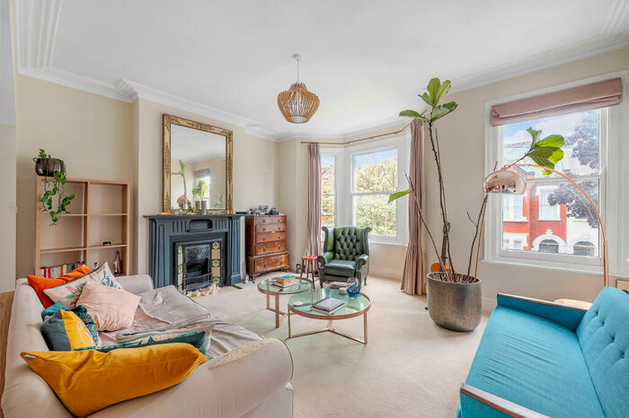 2 Bedroom Apartment To Rent In Englewood Road, London, SW12