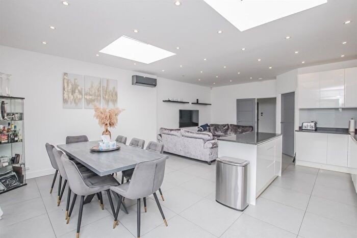 3 Bedroom Detached House To Rent In Hendale Avenue, Hendon, NW4