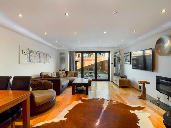 3 Bedroom Detached House To Rent In Bourneside Road, Addlestone, Surrey, KT15