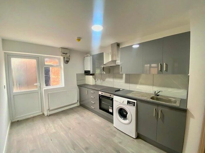 2 Bedroom Flat To Rent In Fairfields Close, Colindale, NW9