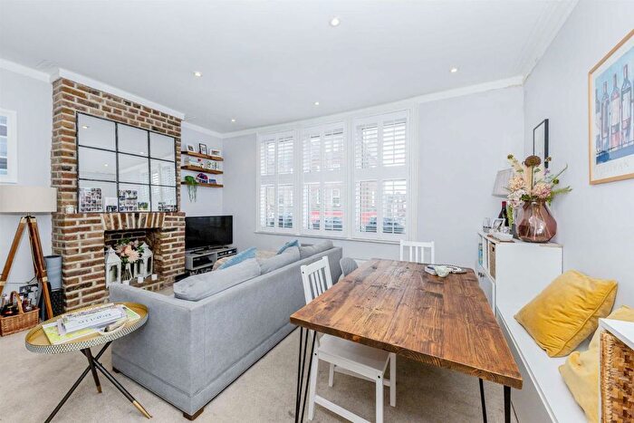 2 Bedroom Flat For Sale In Garratt Lane, London, SW18