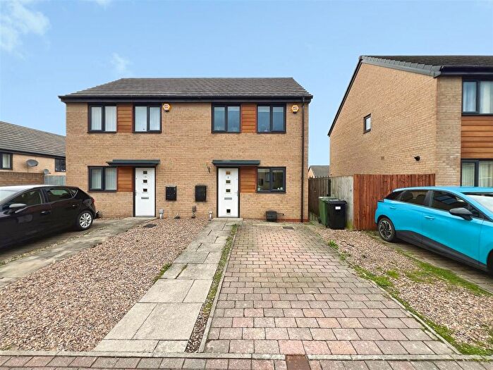 2 Bedroom Semi Detached House For Sale In Far Park Drive, Bradford, BD10