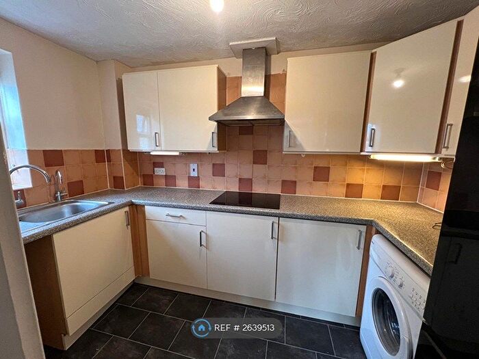 2 Bedroom Flat To Rent In Hurworth Avenue, Slough, SL3