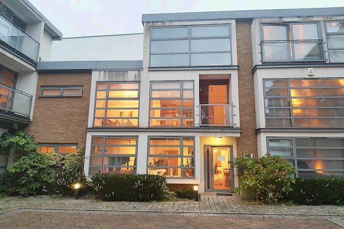 Studio To Rent In Tanners Yard, Treadway Station, E2