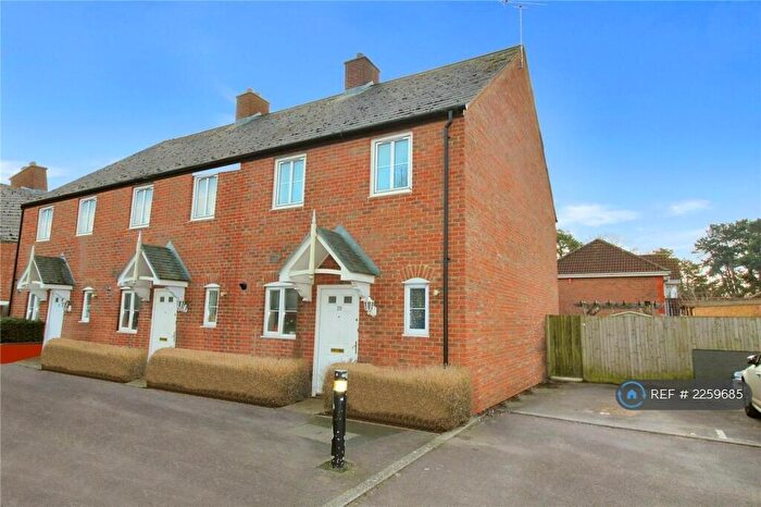 3 Bedroom End Of Terrace House To Rent In Rainham Road, Swindon, SN25