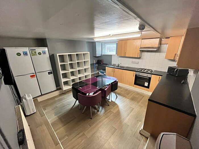 6 Bedroom Terraced House To Rent In Lucas Place, Leeds, LS6