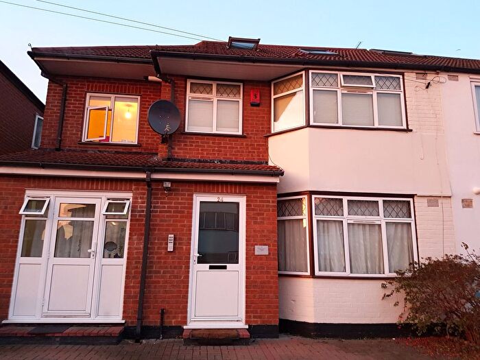 3 Bedroom Flat To Rent In Edgware, HA8