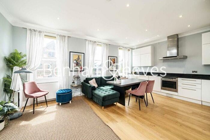 3 Bedroom Flat To Rent In Nevern Square, Kensington, SW5