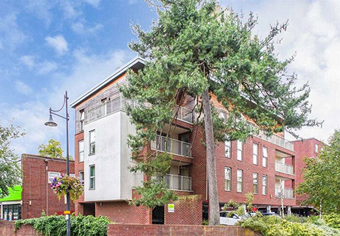 2 Bedroom Flat To Rent In Maple Top Court, Woodford Green, IG8