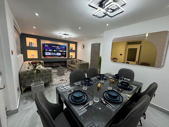 3 Bedroom Terraced House To Rent In Glenbarry Close, Manchester, M13