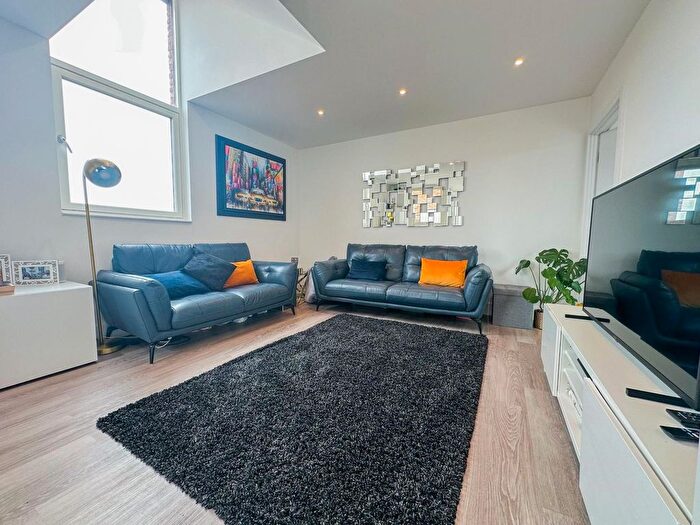 1 Bedroom Flat To Rent In Edgewood Mews, London, N3