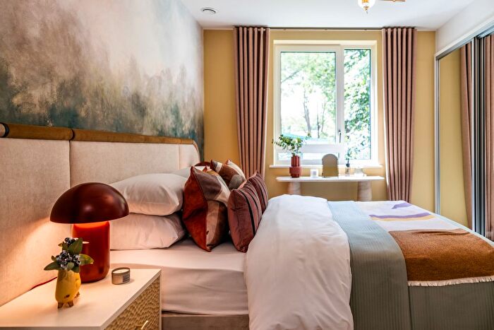 1 Bedroom Flat For Sale In "The Glade" At Lapidge Drive, London, SW17