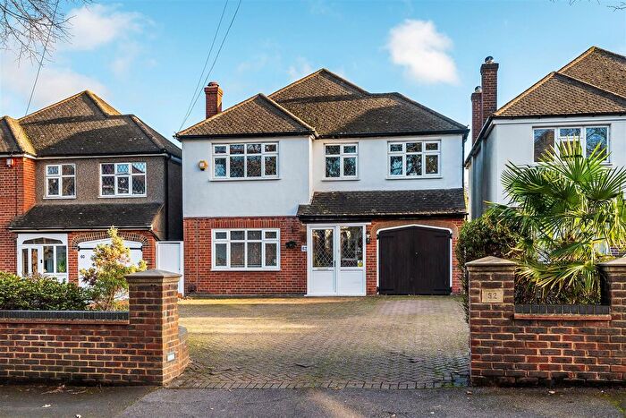 3 Bedroom Detached House For Sale In The Crescent, Belmont Village, SM2