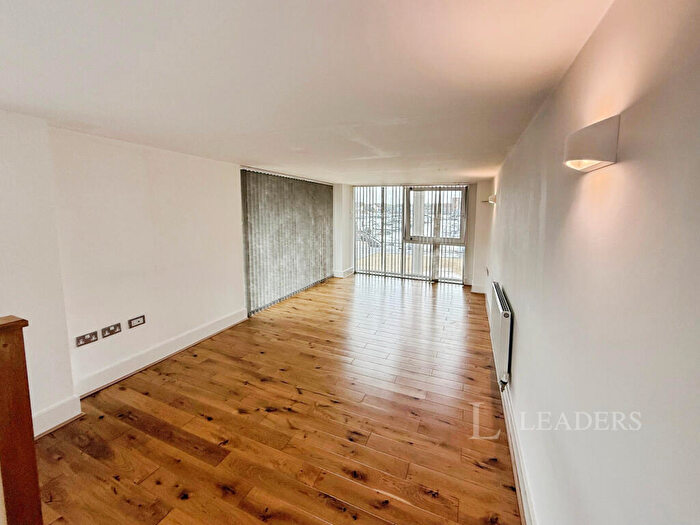 3 Bedroom Flat To Rent In Maritime Walk, Southampton, Hampshire, SO14