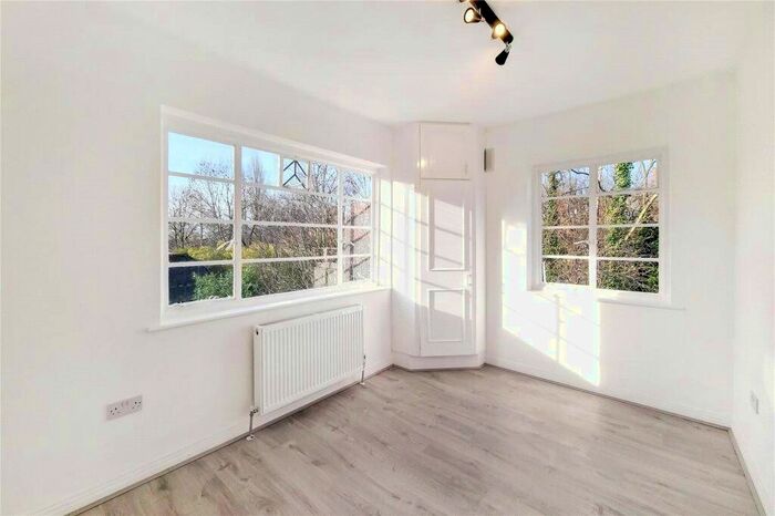 2 Bedroom Flat To Rent In Denison Close, Hampstead Garden Suburb, London, N2