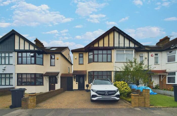 3 Bedroom House To Rent In Canfield Road, Woodford Green, IG8