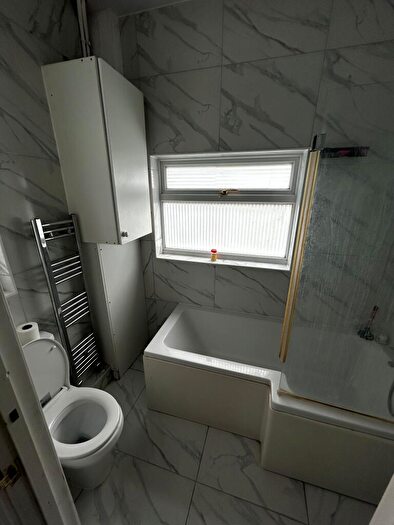 3 Bedroom House To Rent In Vicarage Road, SM1