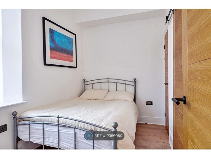 1 Bedroom Flat To Rent In Tudor House, Brighouse, HD6