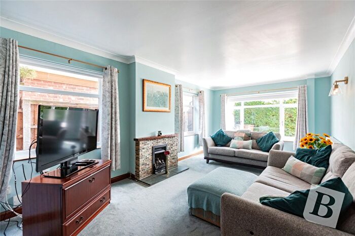 3 Bedroom Semi-detached House For Sale In Lindon Road, Wickford, SS11