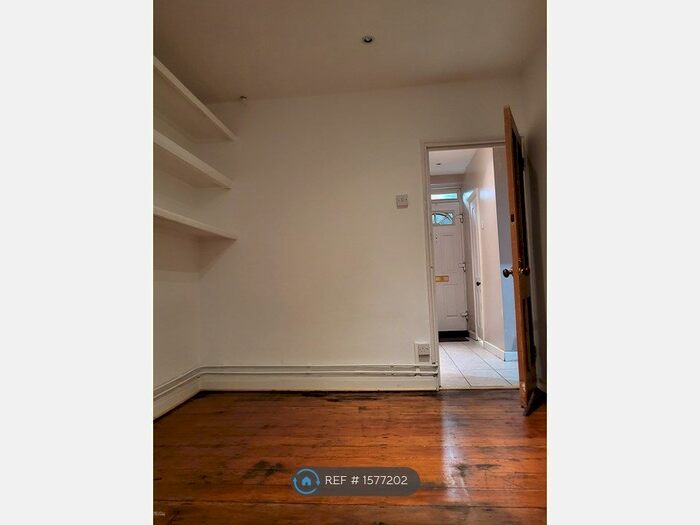 2 Bedroom Flat To Rent In Peckham Park Road, London, SE15