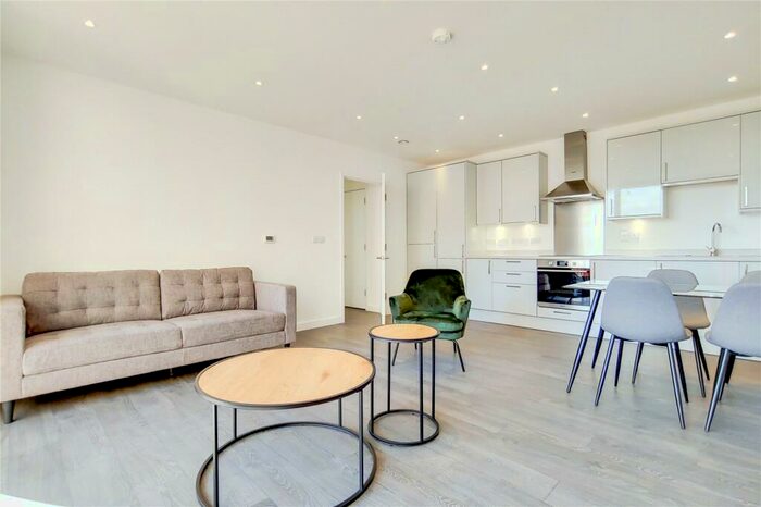 3 Bedroom Apartment To Rent In Purley Way, Croydon, London, CR0