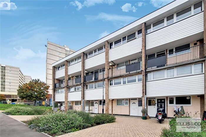 2 Bedroom Maisonette To Rent In Blossom Lane, Enfield, EN2