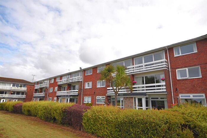 2 Bedroom Apartment For Sale In Dee View Court, Neston, CH64