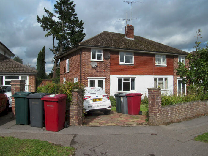 4 Bedroom Semi-Detached House To Rent In Waybrook Crescent, Reading, Berkshire, RG1