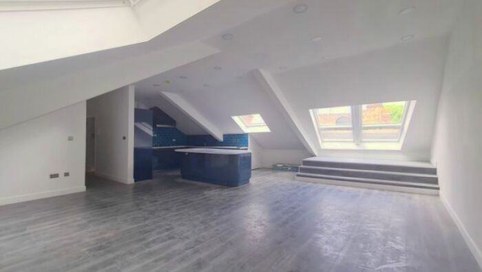 3 Bedroom Flat To Rent In Bow Road, London, E3