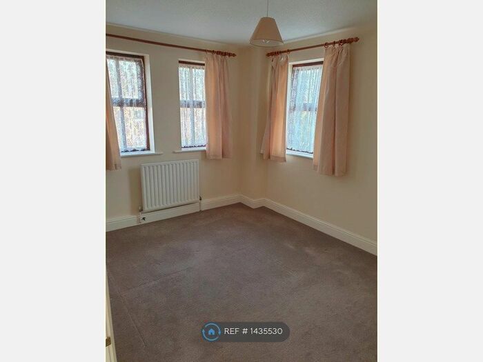 2 Bedroom Flat To Rent In Fountain Court, Colden Common, Winchester, SO21