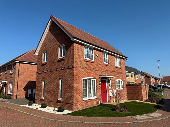 3 Bedroom Detached House For Sale In Farmyard Close, Northampton, NN3