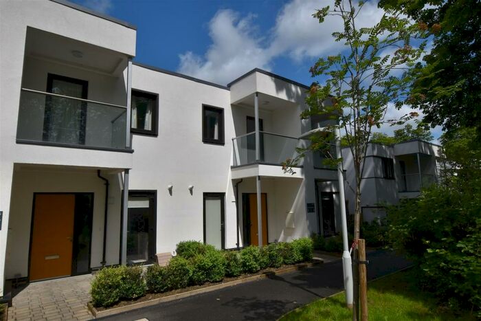 2 Bedroom Semi-Detached House To Rent In Broadoak Place, RG6