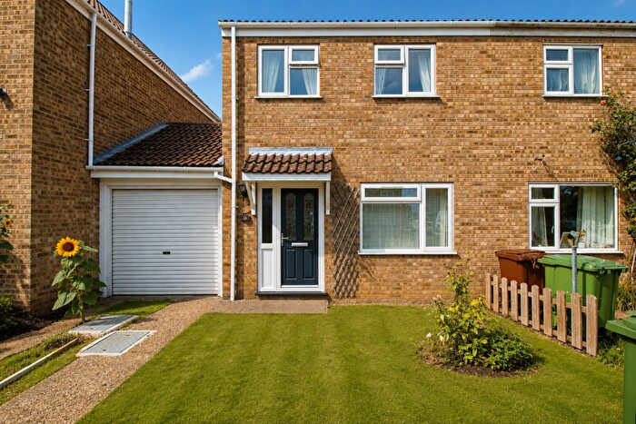 3 Bedroom Semi-Detached House For Sale In Lark Rise, Norwich, NR14