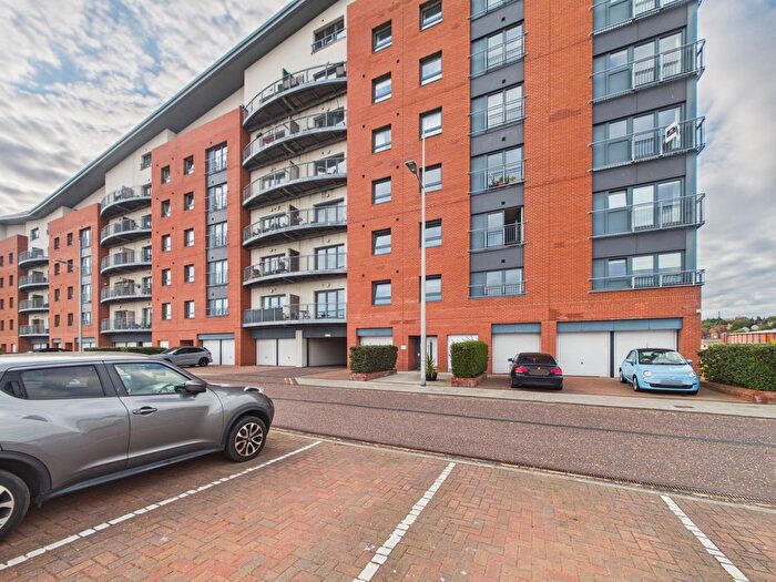 3 Bedroom Flat For Sale In Gourlay Yard, Dundee Angus, DD1