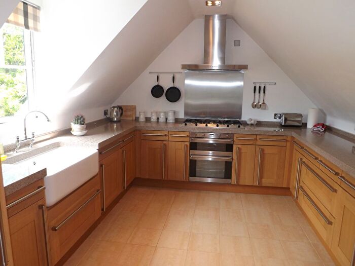 2 Bedroom Flat To Rent In Mayfield Grange, Mayfield, TN20