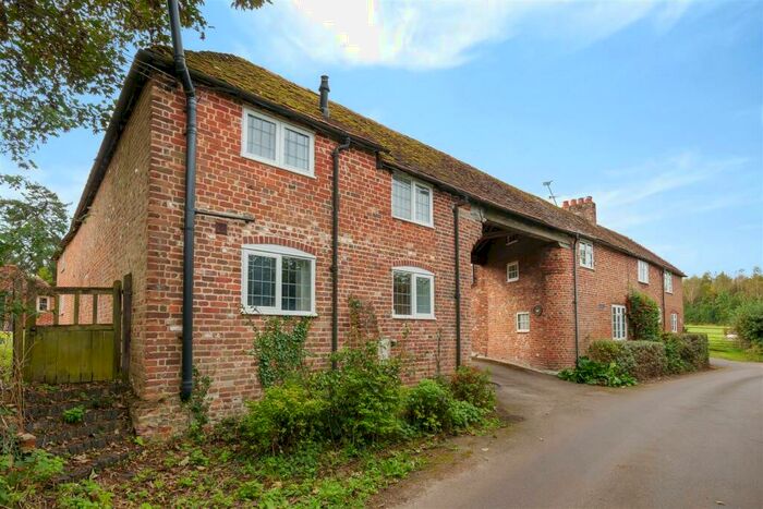 3 Bedroom Semi-Detached House For Sale In Dippenhall Road, Dippenhall, Farnham, GU10