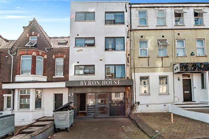 2 Bedroom Flat For Sale In Cardiff Road, Luton, Bedfordshire, LU1