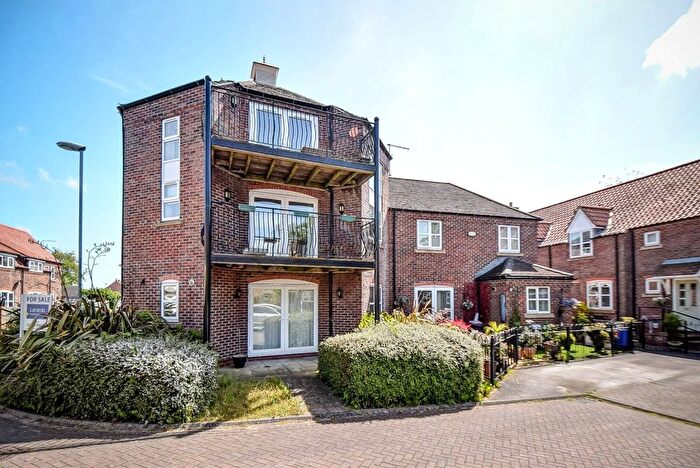 2 Bedroom Flat To Rent In All Saints Mews, Preston, East Yorkshire, HU12