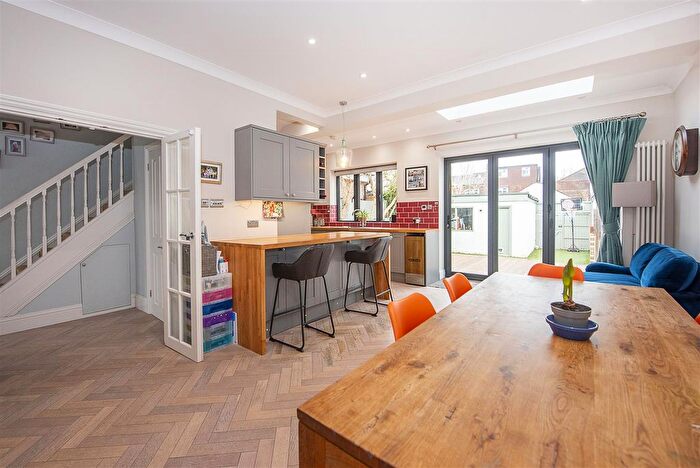 4 Bedroom End Of Terrace House For Sale In Queens Road, Thames Ditton, KT7