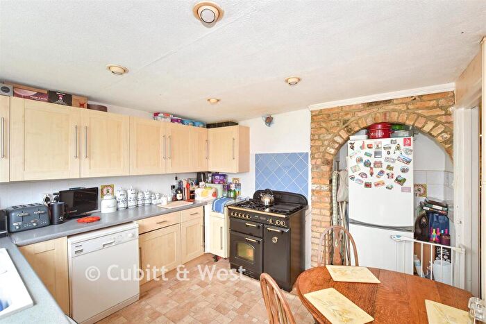 2 Bedroom Ground Maisonette For Sale In Gresham Avenue, Warlingham, Surrey, CR6