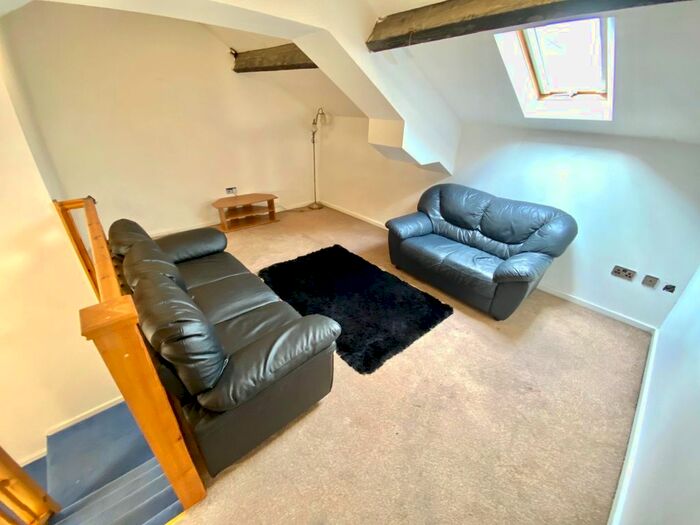 2 Bedroom Flat To Rent In Common Road, Birkby, Huddersfield, HD1