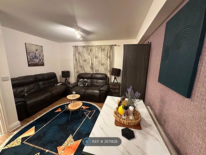 2 Bedroom Flat To Rent In Haysoms Close, Romford, RM1