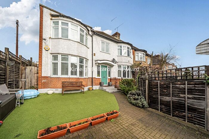 2 Bedroom Maisonette For Sale In Buxted Road, London, N12