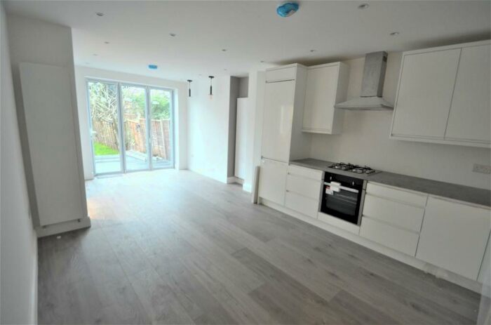 2 Bedroom Flat To Rent In Buckingham Road, Edgware, HA8