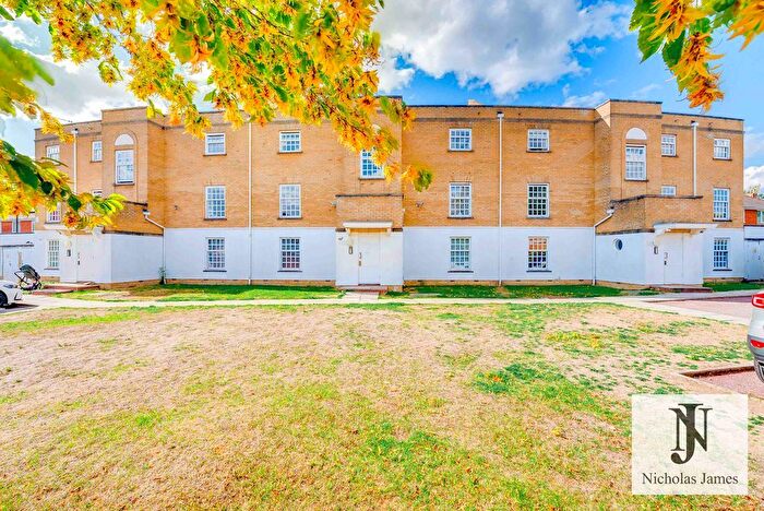 1 Bedroom Flat For Sale In Leigh Hunt Drive, Southgate, London, N14