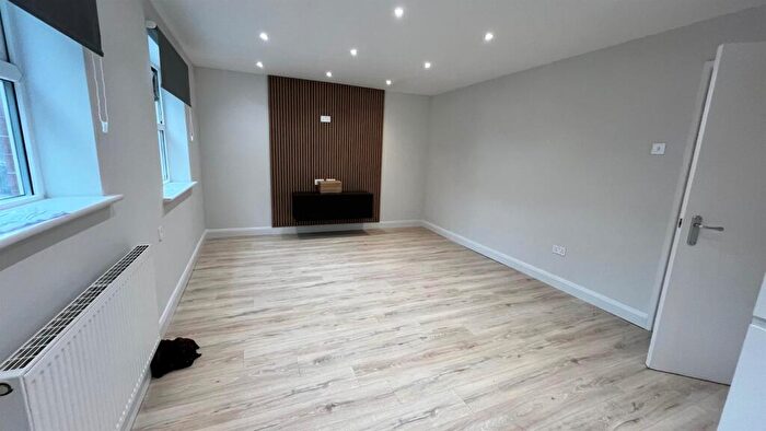 3 Bedroom Flat To Rent In Flat Headingley Rise, Welton Road, Leeds, LS6