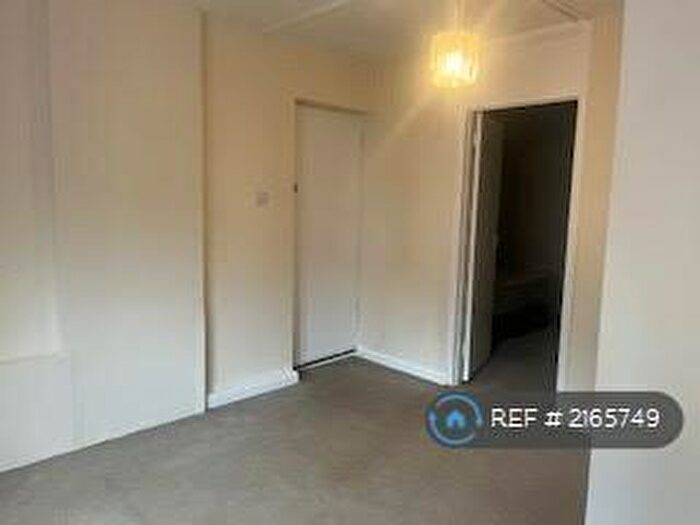 1 Bedroom Flat To Rent In Holmesdale Road, London, SE25