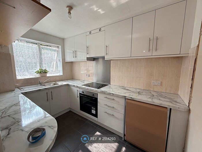 1 Bedroom Flat To Rent In Trotwood, Chigwell, IG7
