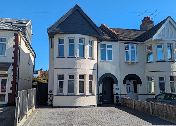 4 Bedroom Semi Detached House For Sale In Victoria Road, Southend-on-sea, SS1