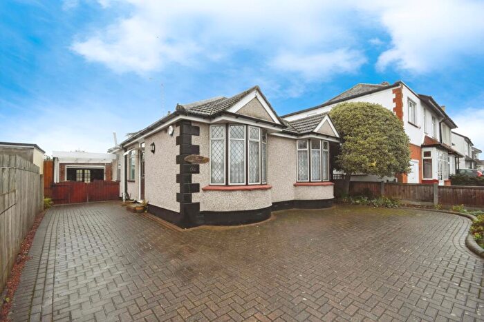 3 Bedroom Bungalow For Sale In Bridgwater Drive, Westcliff-on-Sea, Essex, SS0
